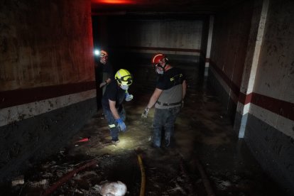 Efectivos de Castilla y León realizan labores de ayuda en las calles de Aldaya (Valencia). ICAL