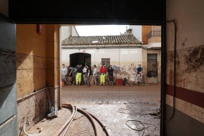 Efectivos de Castilla y León realizan labores de ayuda en las calles de Aldaya (Valencia). ICAL