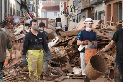 Efectivos de Castilla y León realizan labores de ayuda en las calles de Aldaya (Valencia). ICAL