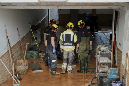 Efectivos de Castilla y León realizan labores de ayuda en las calles de Aldaya (Valencia). ICAL