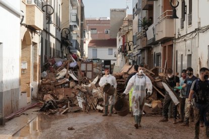 Efectivos de Castilla y León realizan labores de ayuda en las calles de Aldaya (Valencia). ICAL