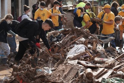 Efectivos de Castilla y León realizan labores de ayuda en las calles de Aldaya (Valencia). ICAL