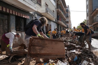 Efectivos de Castilla y León realizan labores de ayuda en las calles de Aldaya (Valencia). ICAL