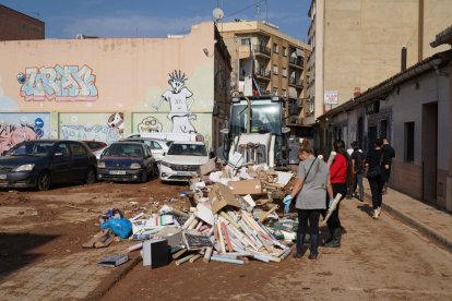 Efectivos de Castilla y León realizan labores de ayuda en las calles de Aldaya (Valencia). ICAL