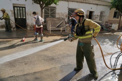 Efectivos de Castilla y León realizan labores de ayuda en las calles de Aldaya (Valencia). ICAL