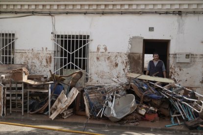 Efectivos de Castilla y León realizan labores de ayuda en las calles de Aldaya (Valencia). ICAL