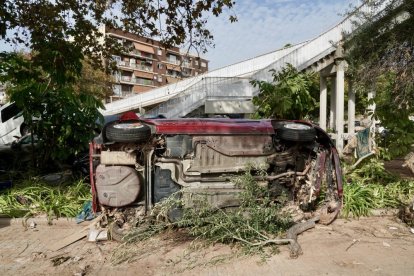 Efectivos de Castilla y León realizan labores de ayuda en las calles de Aldaya (Valencia). ICAL