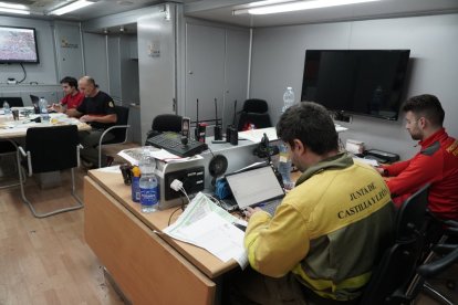 Efectivos de Castilla y León realizan labores de ayuda en las calles de Aldaya (Valencia). ICAL