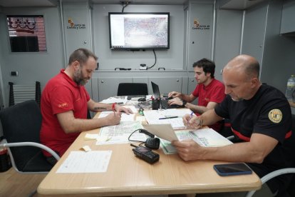 Efectivos de Castilla y León realizan labores de ayuda en las calles de Aldaya (Valencia). ICAL