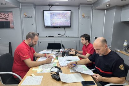 Efectivos de Castilla y León realizan labores de ayuda en las calles de Aldaya (Valencia). ICAL