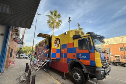 Efectivos de Castilla y León realizan labores de ayuda en las calles de Aldaya (Valencia). ICAL