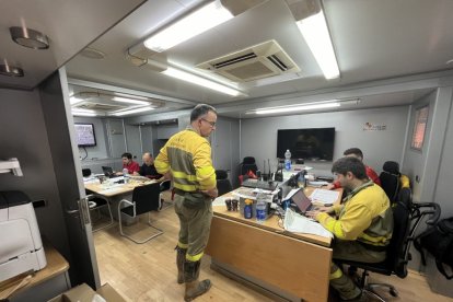 Efectivos de Castilla y León realizan labores de ayuda en las calles de Aldaya (Valencia). ICAL