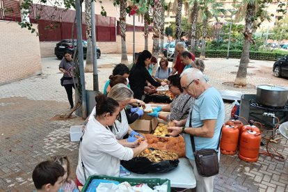 El cocinero palentino Víctor Carranza prepara comida a diario en la zona para los más afectados por las inundaciones