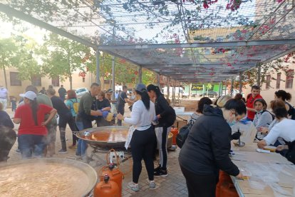 El cocinero palentino Víctor Carranza prepara comida a diario en la zona para los más afectados por las inundaciones