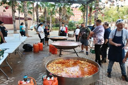 El cocinero palentino Víctor Carranza prepara comida a diario en la zona para los más afectados por las inundaciones