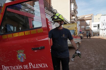 Efectivos de Castilla y León realizan labores de ayuda en las calles de Aldaya, Valencia.