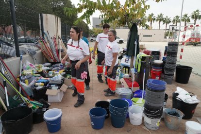 Voluntarios de Cruz Roja de Soria controlan el reparto de alimentos y productos de Higiene en Aldaya, Valencia.