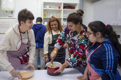 Un centenar de voluntarios colaboran en programas de ocio con la Fundación Aviva para defender la inclusión y los derechos de las personas con discapacidad.