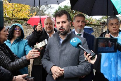 El secretario autonómico del PSOE, Luis Tudanca, antes de participar en la Feria de la Cecina de Chivo en Vegacervera (León)