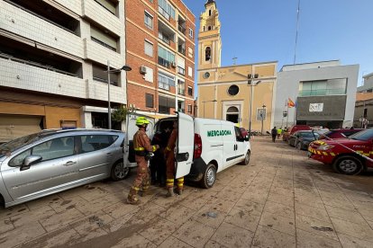 Unos bomberos utilizan un vehículo de reparto de Mercadona