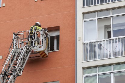 Los bomberos inspeccionan la ventana por la que un hombre se ha precipitado al vacío