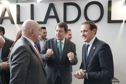 El presidente de la Junta de Castilla y León, Alfonso Fernández Mañueco, junto a Conrado Íscar y Jesús Julio Carnero