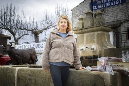 Pilar Escobar posa a las puertas de la fábrica, en plena comarca del Valle