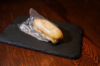 Baguetina de calamares bravos recién hecha, con salsa de ajo picante, con una bolsita hecha de fécula de patata y arroz comestible. 2º Premio Concurso Nacional 2011