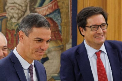 El presidente del Gobierno, Pedro Sánchez, y el ministro Óscar López