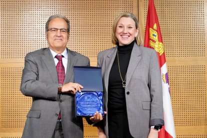 Jesús Mazariegos e Isabel Blanco durante la entrega del premio a la persona o entidad que se ha distinguido por su contribución al desarrollo del cooperativismo y la economía social