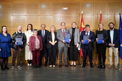 La vicepresidenta de la Junta y consejera de Familia Isabel blanco junto a la consejera de Industria Leticia García y los galardonados en XV edición de los Premios de Castilla y León al Cooperativismo y la Economía Social.