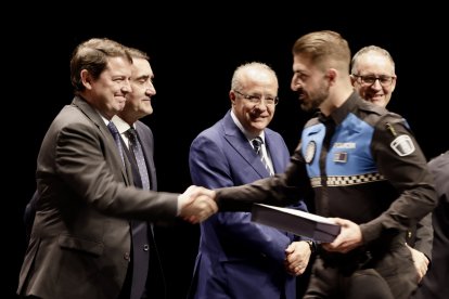 Alfonso Fernández Mañueco clausura la XX Gala de entrega de Medallas al Mérito de la Policía Local de Castilla y León 2024.