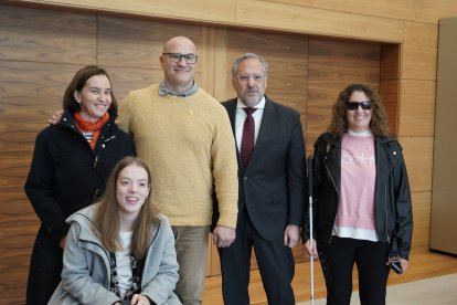 El presidente de las Cortes, Carlos Pollán, recibe a Manuel Martínez Gutiérrez, María Ángeles Fernández Lebrato, Elena María del Rocío Padrones y Marta Fernández Infante para hacerles entrega de la insignia conmemorativa con motivo de la Medalla de Oro de las Cortes que se le concedió a los medallistas olímpicos y paralímpicos de Castilla y León.