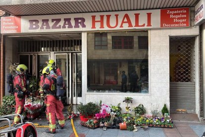 Efectivos de los Bomberos de León trabajando en la extinción del incendio declarado este martes.