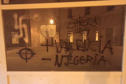 Simbología nazi y mensajes de odio frente a Atalaya Intercultural