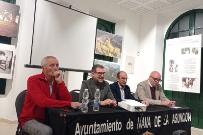 Acto de homenaje al poeta en el Ayuntamiento de Nava de la Asunción.