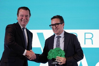Javier Ungría entrega al rector de la USAL, Juan Manuel Corchado, el X Premio Academia de la Empresa Familiar de Castilla y León