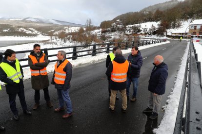 El consejero de Movilidad y Transformación Digital visita las obras de la CL-627 de Cervera de Pisuerga al límite con Cantabria, en la imagen sobre el puente que salva el embalse de Requejada en Vañes
