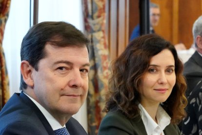 Alfonso Fernández Mañueco e Isabel Díaz Ayuso durante la Conferencia de Presidentes en Santander.