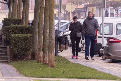 Una pareja pasea por una calle del centro de Arroyo de la Encomienda
