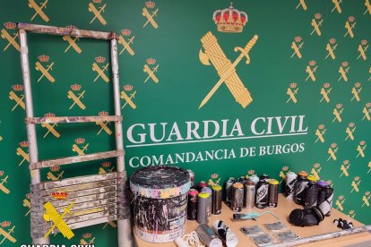 Material hallado entre las pertenencias de los grafiteros denunciados.