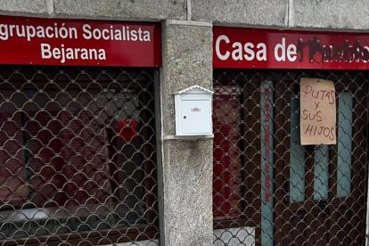Cartel con insultos en la sede del PSOE de Béjar