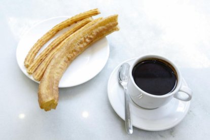 Imagen de archivo de un chocolate con churros.