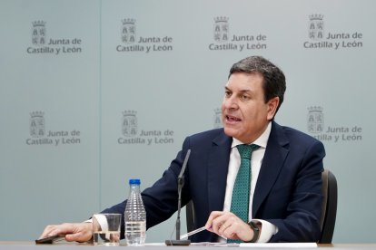 El portavoz de la Junta y consejero de Economía y Hacienda, Carlos Fernández Carriedo, comparece en rueda de prensa posterior al Consejo de Gobierno.