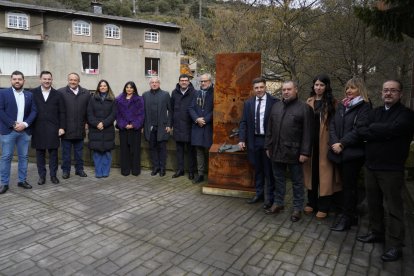 Foto de familia de las autoridades asistentes al Festival Municipal del Botillo Las Candelas de Torre del Bierzo (León), con la asistencia del delegado del Gobierno, Nicanor Sen (6D).