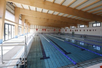 Piscina climatizada del Hispánico de León, que acumula tres multas de 3.000 euros cada una. jesús f. salvadores