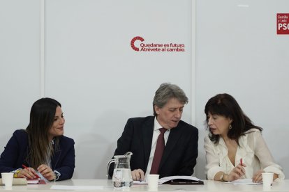 La vicesecretaria general del PSOECyL, Nuria Rubio; el secretario general, Carlos Martínez; y la presidenta del partido, Ana Redondo, durante la reunión de este lunes.