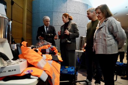 La directora general de la Agencia de Protección Civil y Emergencias, Irene Cortés, entrega material a dos nuevas agrupaciones de voluntarios de León