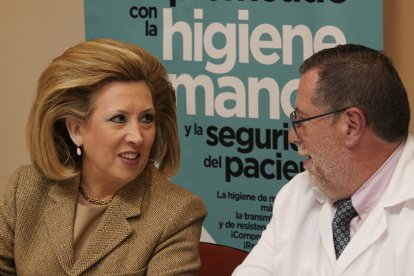 La gerente regional de Salud, Violeta Martínez, preside la primera reunión de la Comisión de seguimiento del Plan de Garantía Asistencial para El Bierzo junto al gerente de Asistencia Sanitaria del Bierzo, Juan Ortiz de Saracho