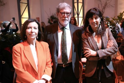 La directora general de Comercio y Consumo de la Junta, María Pettit, el presidente de la CEOE Castilla y León, Santiago Aparicio, y la ministra de Igualdad, Ana Redondo, asisten al desfile de Once diseñadores de Castilla y León abren la X edición de la pasarela de Atelier Couture, en el marco de la Semana de la Moda de Madrid